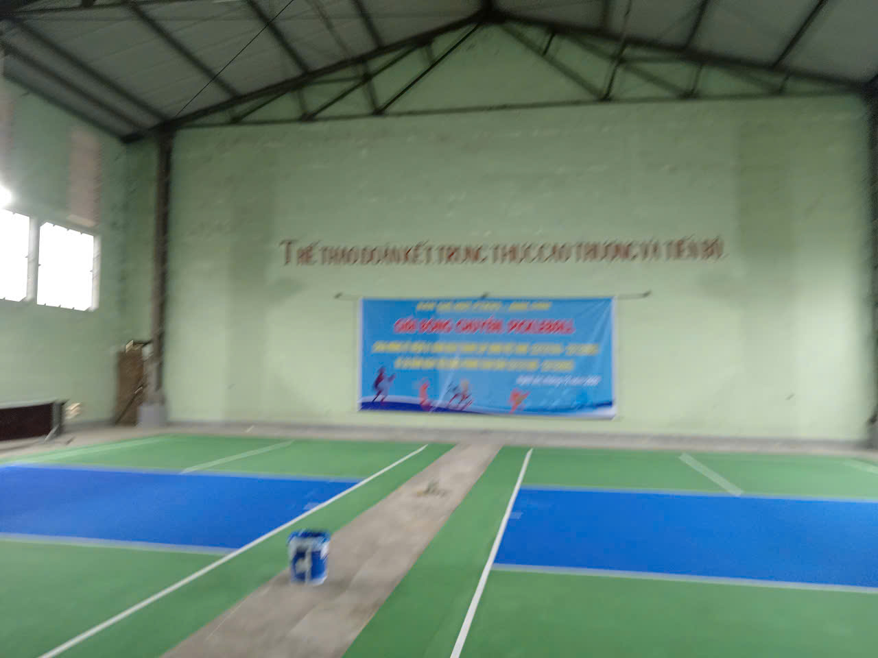 ​Dự án thi công sân Pickleball trong nhà tại Nghệ An đang được hoàn thiện lớp sơn thể thao chuyên dụng. Liên hệ Suachuanhavinh.com để nhận báo giá trọn gói 2026.