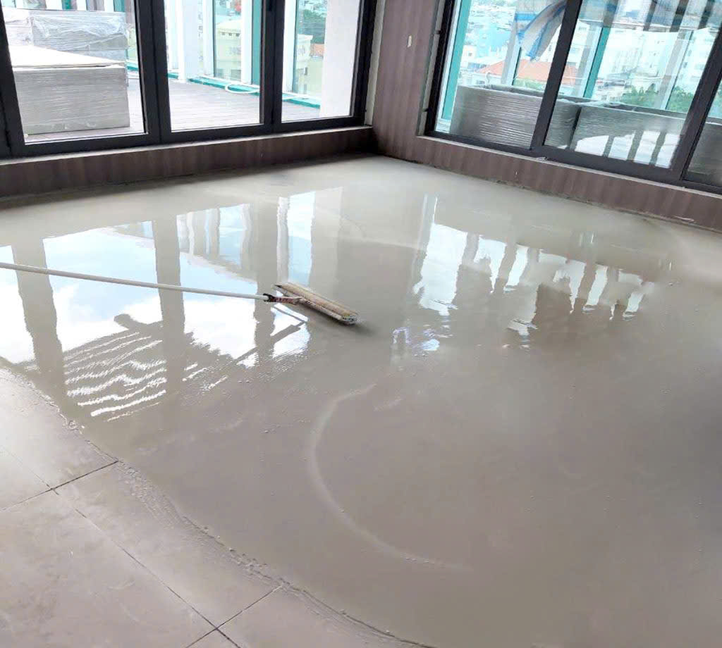 Lớp phủ sơn epoxy trong suốt bảo vệ bề mặt sàn cát màu tự san tại Vinh